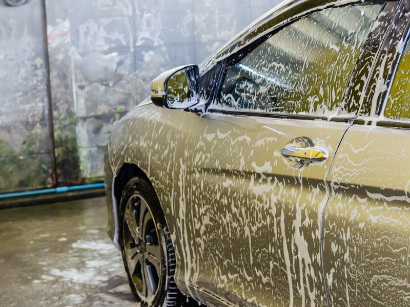 Limpieza completa del vehículo con espuma ecológica